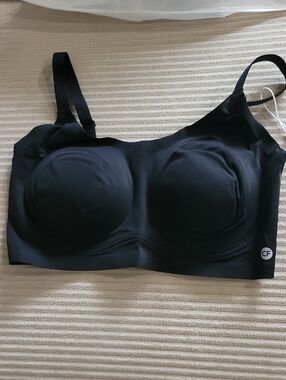 Comfelie Black Seamless Wireless Sports Bra with Molded Cups NWT